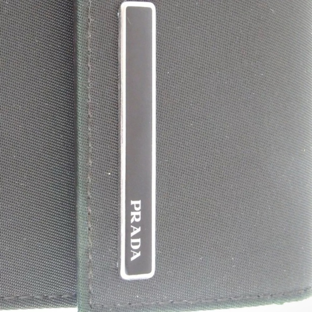 🔥🔥 💯 NWOT AUTHENTIC PRADA WALLET IN BEAUTIFUL COLOR. NWOT🔥🔥